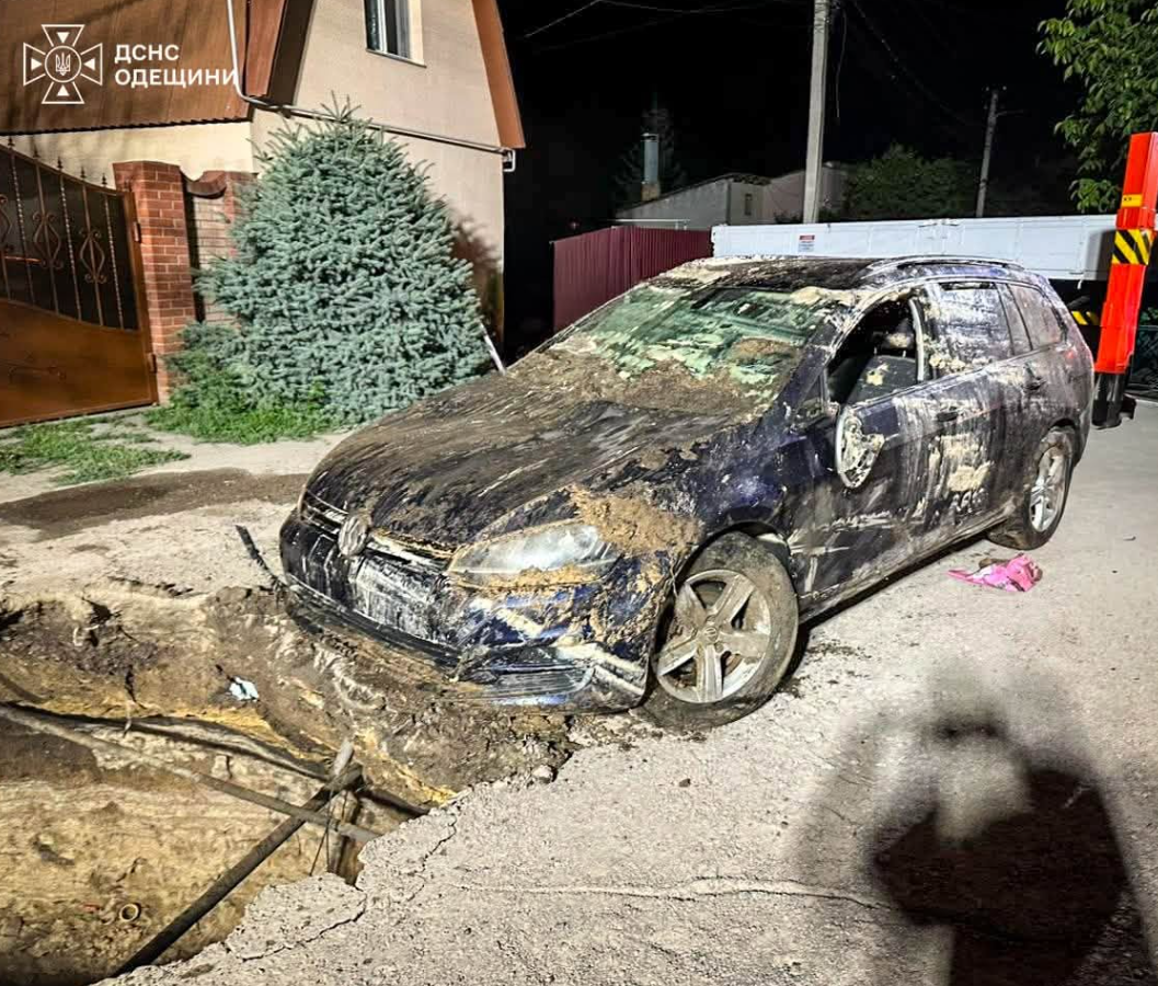В Одесі автомобіль провалився під землю просто під час руху (фото)
